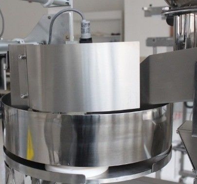 Μηχανή κάθετης συσκευασίας ξύλινου υλικού για κουκούλες τσαγιού και καφέ σε υφαντικές συσκευασίες