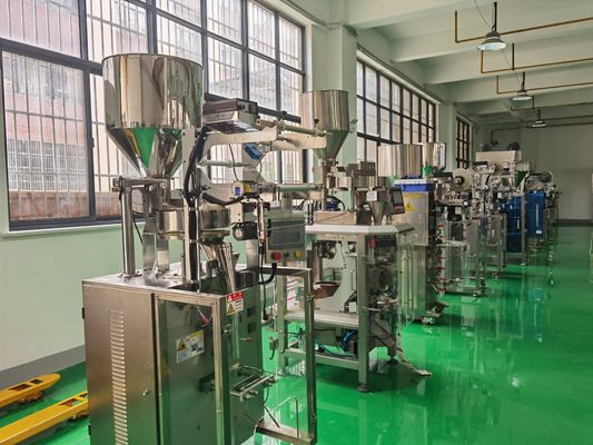 Αυτόματη ζύγιση 100g Snack Candy Vertical Packing Machine για ακριβή συσκευασία τσάντας